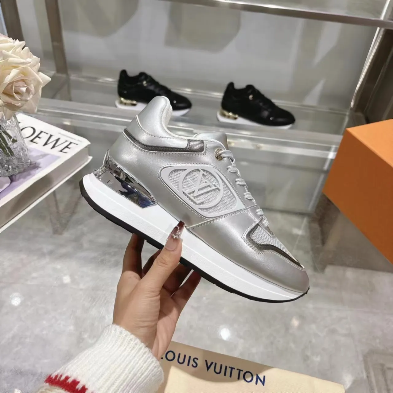 👟👟Ex-factory price 640👟👟 Men's size +10 Louis Vuitton's official website synchronizes the 2024 couple's models, this Neo Run Away sneakers are inspired by running shoes, integrating LV's iconic must-have shoes into the trend. This version is a 1:1 replica of the original version, reinterpreting Damier canvas with cow leather and mesh fabrics, highlighting its simple lines and unique wedge outsole. The main details include the LV initials on the side and the engraved gold heel stabilizer on the back plus a hidden insole. 2cm. Sizes 35-42, 39-46. Full package. High version. New and old customers are welcome to inquire.